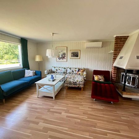 Idylliskt Hus Med Sjoeutsikt. Villa Östhammar Kültér fotó