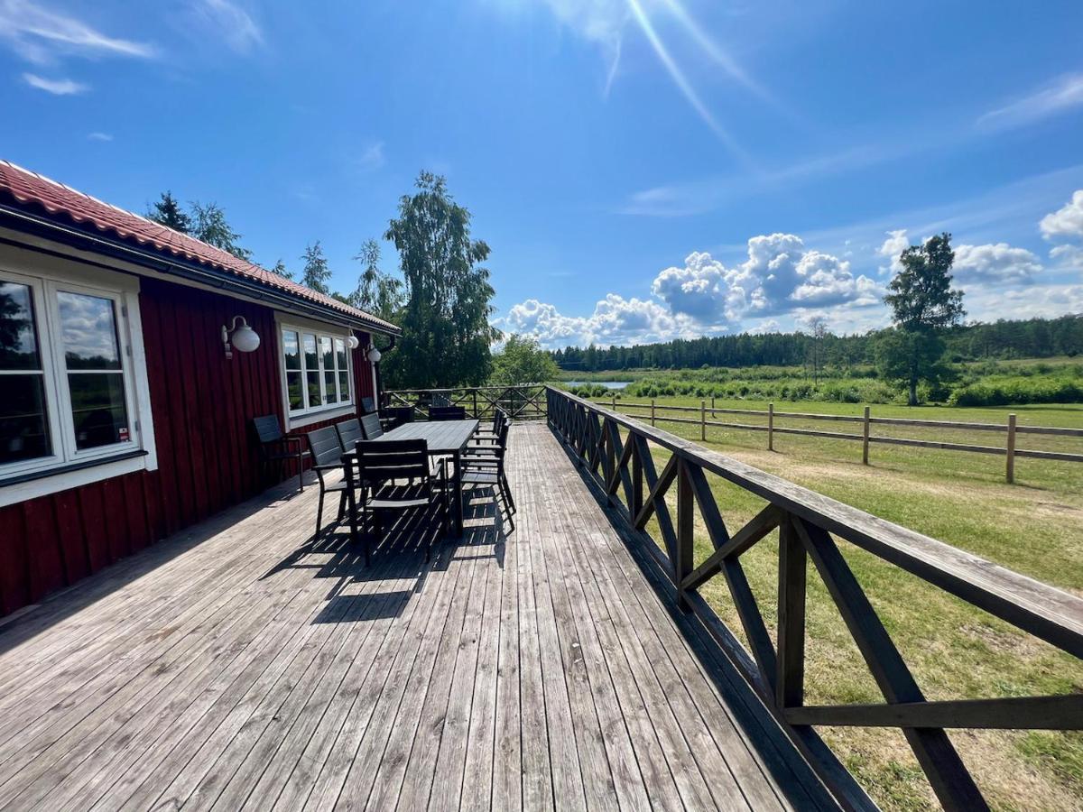 Idylliskt Hus Med Sjoeutsikt. Villa Östhammar Kültér fotó