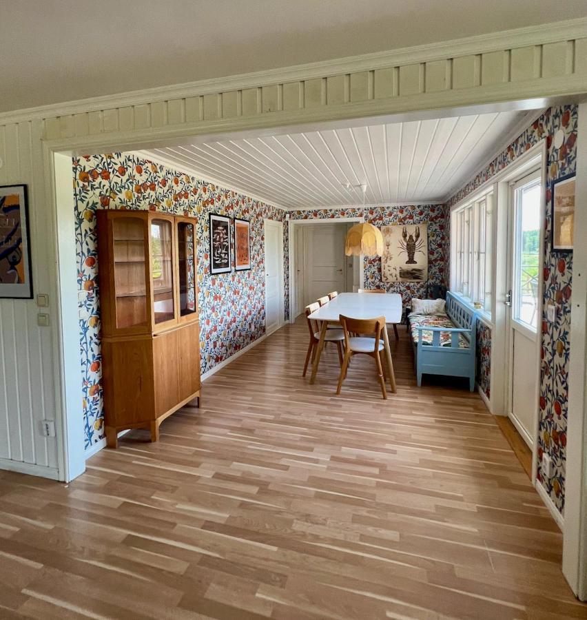 Idylliskt Hus Med Sjoeutsikt. Villa Östhammar Kültér fotó