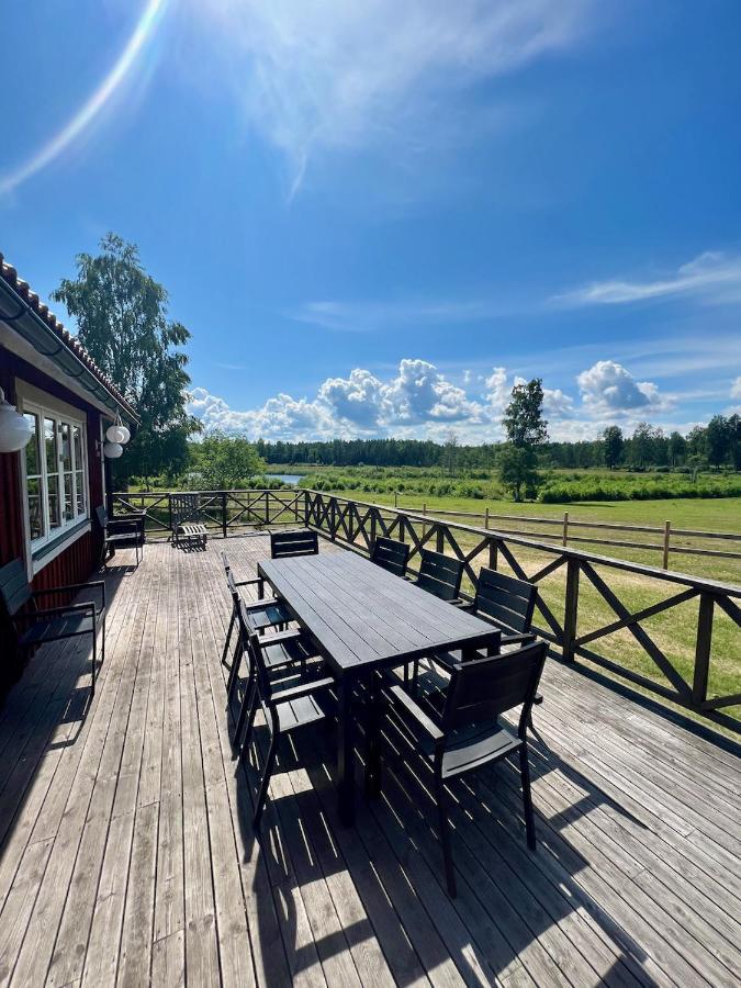 Idylliskt Hus Med Sjoeutsikt. Villa Östhammar Kültér fotó
