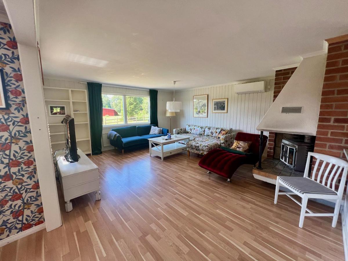 Idylliskt Hus Med Sjoeutsikt. Villa Östhammar Kültér fotó