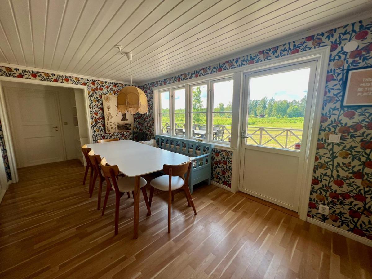 Idylliskt Hus Med Sjoeutsikt. Villa Östhammar Kültér fotó
